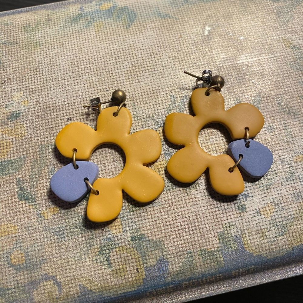 Hand-made Clay Daisy Flower Earrings - Yellow and Blue